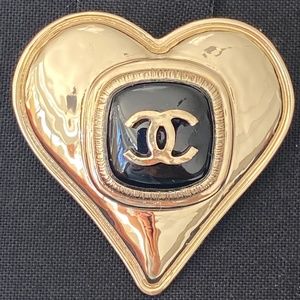 CHANEL 2021K GOLDEN TONE HEART METAL BROOCH WITH CC LOGO BLACK ENAMEL INLAY